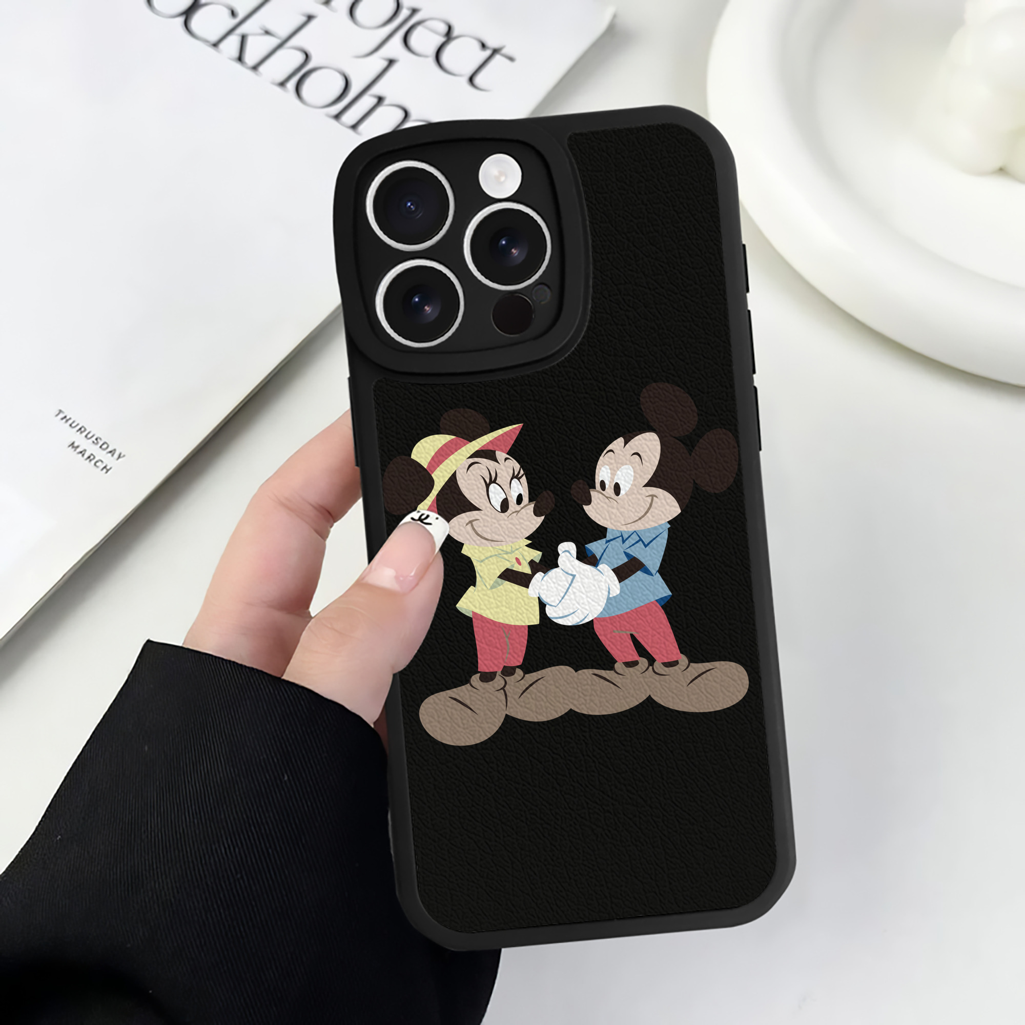 （画像用） ミッキーマウス Mickey Mouse 【iPhone 16シリーズ対応】シリコンスマホケース（レザー調） 材質：シリコン